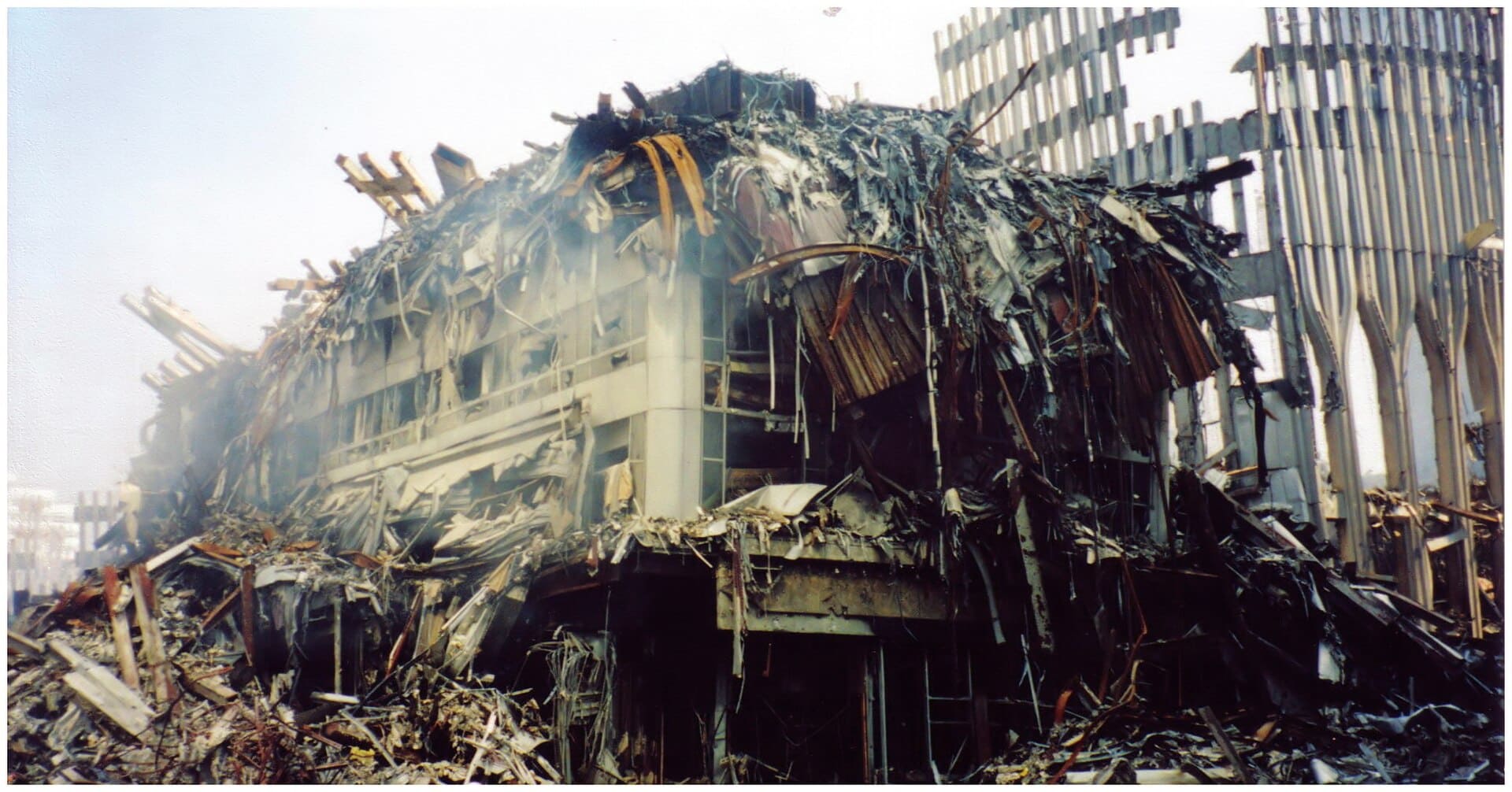 Depois do atentado, esta é a imagem do hotel, destroçado pelos restos das torres após o colapso. 
 - Kafziel wikimedia commons