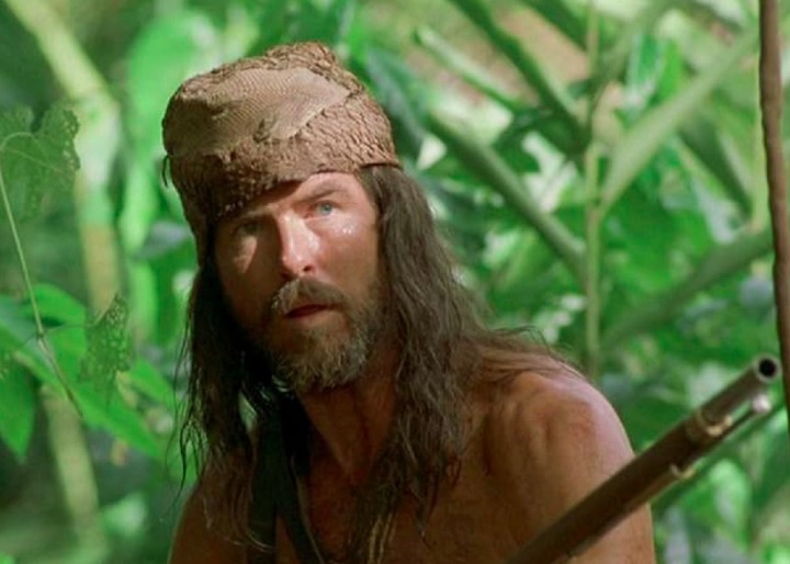 Durante seu tempo na ilha, Crusoé (Pierce Brosnan) luta pela sobrevivência, aprende a viver em harmonia com a natureza e faz amizade com um nativo chamado "Sexta-Feira". 