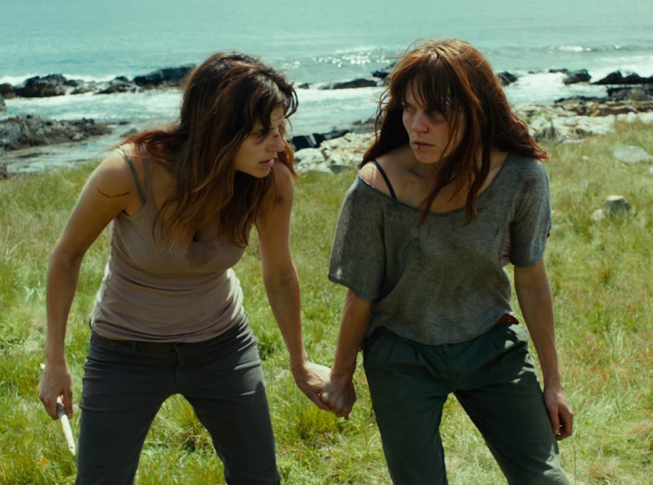 "Terror na Ilha" (2012): A trama do filme gira em torno de trÃªs amigas que decidem passar um fim de semana acampando em uma ilha remota, onde costumavam brincar quando eram crianÃ§as.