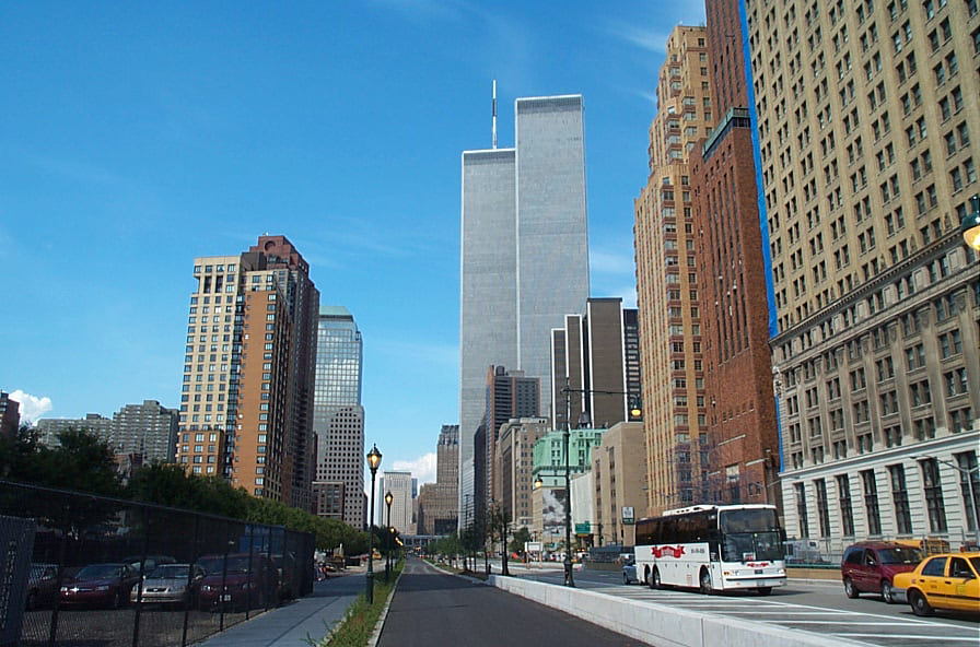 Nesta foto, as torres aparecem em julho de 2001, dois meses antes do atentado.  - Brandon McCombs wikimedia commons