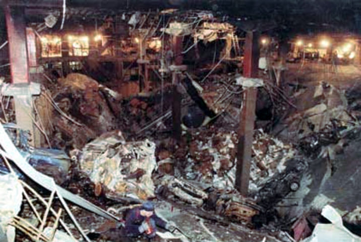 O World Trade Center passou por um incêndio em 13 de fevereiro de 1975,  um atentado a bomba em 26 de fevereiro de 1993 e um assalto a banco em 14 de janeiro de 1998. Na foto, o estacionamento com muitos danos causados pela explosão em 1993.  - Domínio público 