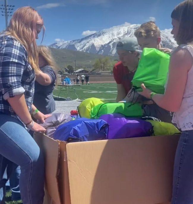 Além disso, os alunos também produziram kits para a fundação que ajuda comunidades carentes. Segundo a CNN, eles se prepararam para a distribuição de 40 mil kits do que eles chamaram de iniciativa "Footloose40".