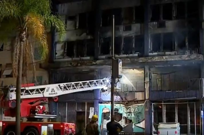 Incêndio atinge pousada e deixa mortos em Porto Alegre (RS)