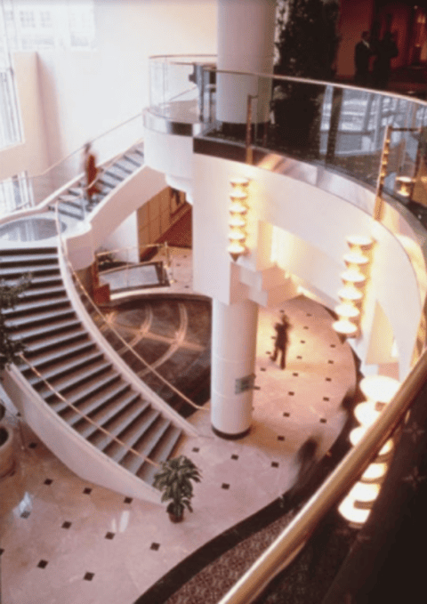 O Marriott World Trade Center, aberto em 1981,  era um hotel de luxo de classificação 4 diamantes, de 22 pisos, que possuía 825 quartos. Ocupava uma área de 2.400 m² e tinha lojas de alto padrão.   - Mewwiii  wikimedia commons
