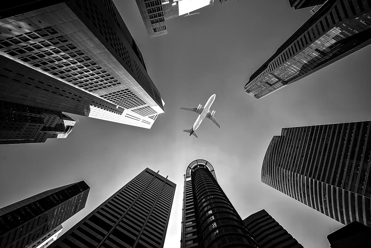O planejamento detalhado também define o combustível necessário, o tempo estimado da viagem e as limitações específicas da rota. Além da ligação entre Sidney e Londres, a empresa pretende lançar voos diretos entre Sidney e Nova York, conectando a costa leste australiana a importantes centros financeiros sem escalas internacionais.