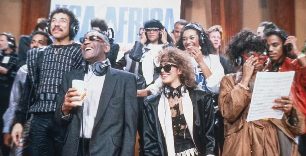 Sua marca sonora também aparece em trilhas de cinema e em álbuns históricos da música pop. Você sabia que, além disso, ele participou da canção “We Are The World”, que tornou-se um hino da fraternidade universal, composta em parceria por Lionel Richie e Michael Jackson?