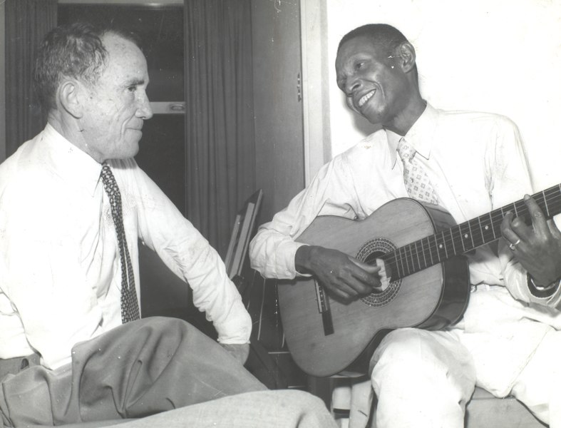 São de autoria do compositor mineiro (à direita na foto) sambas célebres como “Ai que saudades da Amélia” (com Mario Lago) e “Na Cadência do Samba” (com Paulo Gesta). 