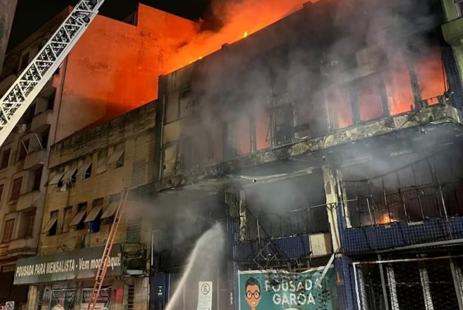 Incêndio em pousada de Porto Alegre (RS) causa 10 mortes