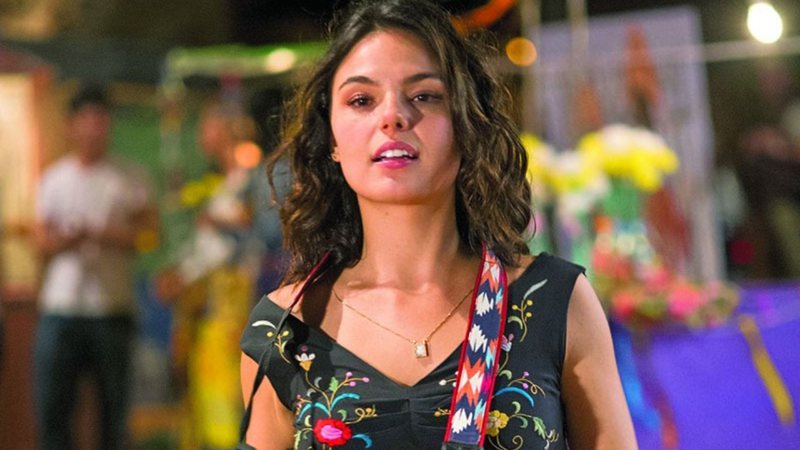 Isis Nable Valverde nasceu em Aiuruoca, cidade no interior de Minas Gerais com cerca de 5 mil habitantes. Quando era adolescente, mudou-se para a casa dos tios, na capital Belo Horizonte, onde começou a estudar teatro e trabalhar como modelo, principalmente fotográfica. 

