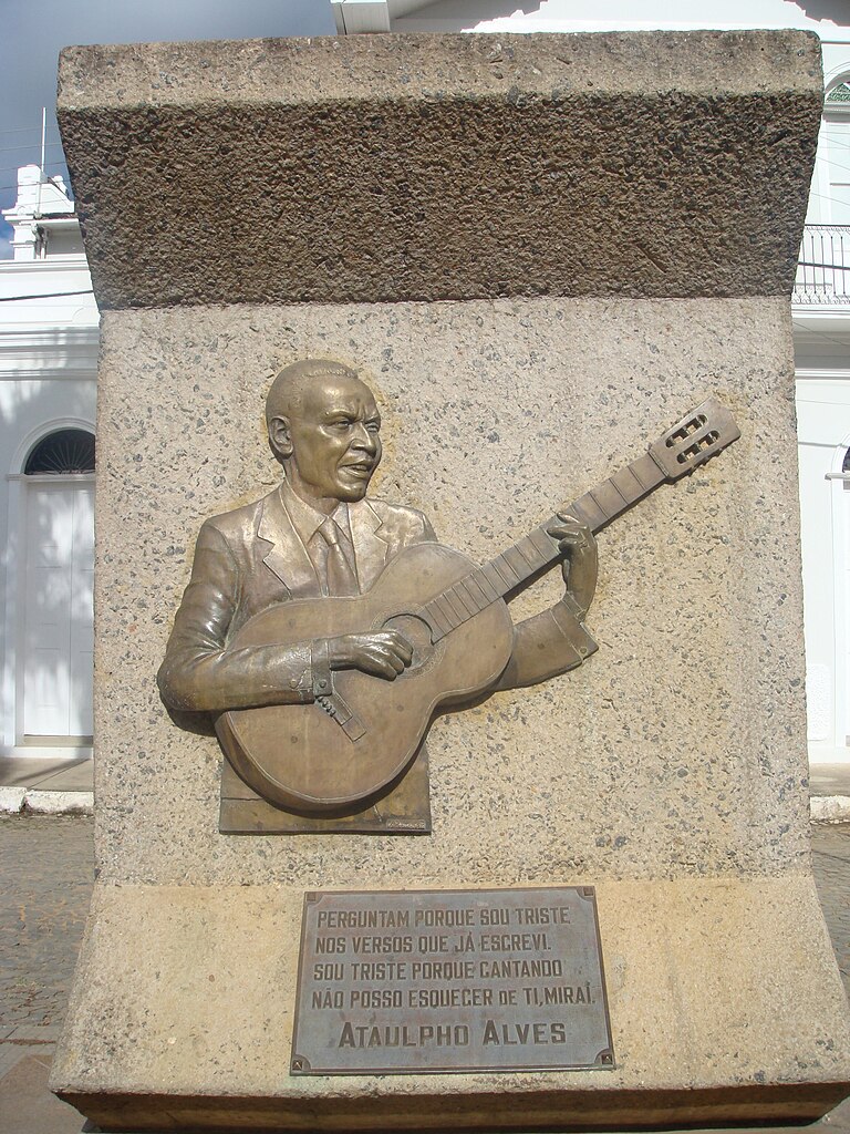 Nascido em Miraí, na Zona da Mata mineira, Ataulfo Alves “pertence a uma elite de compositores que fixou o samba como gênero musical”, segundo descrição do “Dicionário Cravo Albin da Música Popular Brasileira”. 