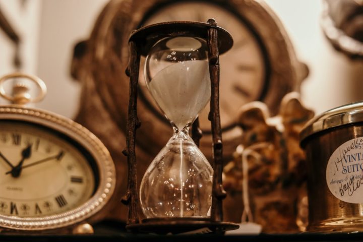Por fim, os relógios de areia (ampulhetas), que eram ampolas de vidro com areia que fluía de um compartimento para outro, medindo intervalos de tempo curtos. - pexels Jordan Benton