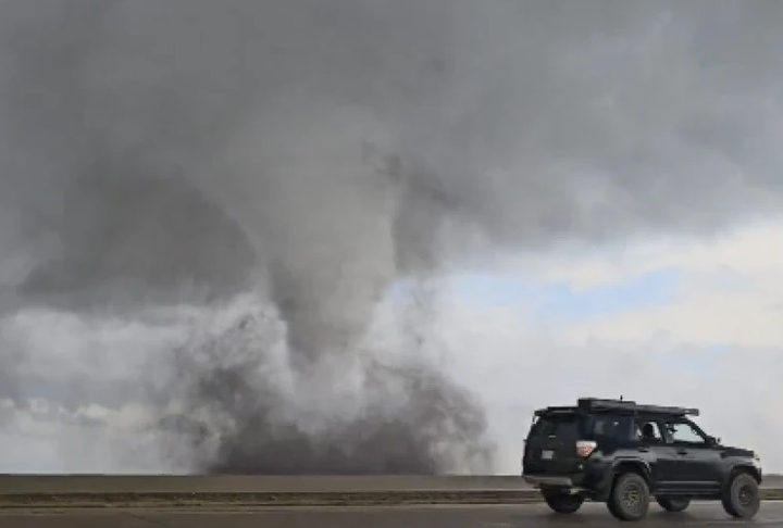Os tornados, por sua vez, costumam ser muito mais intensos do que furacões. Isso porque, enquanto furacões podem cobrir áreas vastas, como um estado, os tornados têm diâmetros que dificilmente ultrapassam algumas centenas de metros.