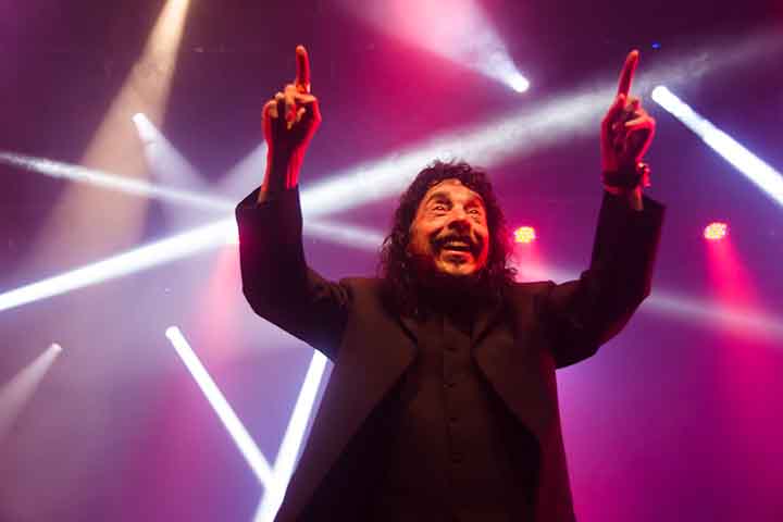 O musical em homenagem ao artista friburguense, que terá sessões inclusivas, está marcado para os dias 2,3, 4, 9, 10 e 11 de maio, com direção de Bernardo Dugin e coprodução da Delirante Produções com o grupo de artes cênicas. 