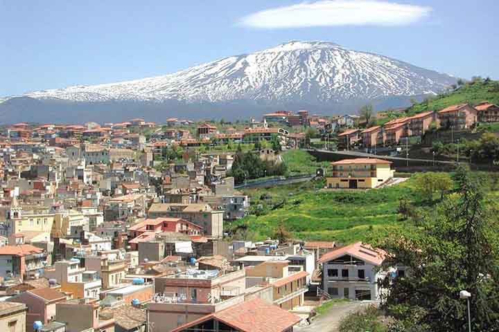 Esses fatores são explicados pelas condições geográficas, como o solo vulcânico local e as águas na nascente do Monte Etna. Todos os anos, entre os meses de setembro e outubro, acontece o Festival do Pistache de Bronte (Sagra del Pistacchio).- zino65/Wikimédia Commons