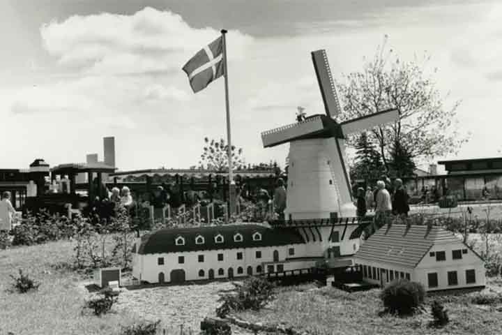 Com o sucesso das peças coloridas de montar, a cidade inaugurou em junho de 1968 o primeiro parque temático da Lego, o Legoland Billund. 
