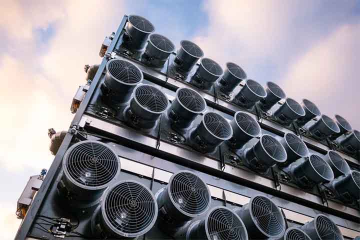 O sistema é dotado de ventiladores que sugam o ar e fazem a retirada do CO2 por meio de produtos químicos. 
