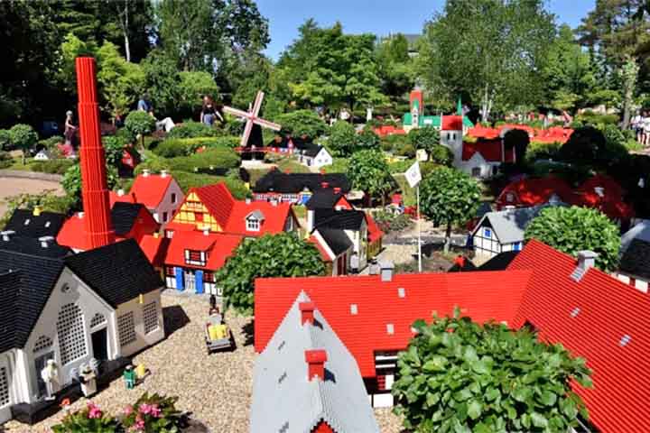 O parque Ã© dividido em 11 setores temÃ¡ticos, com destaque para a Miniland, repleta de reproduÃ§Ãµes de lego de cidades e edifÃ­cios do mundo todo. 
