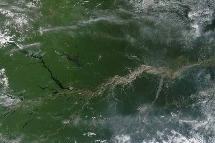 A bacia Amazônica, ou bacia do Rio Amazonas, está situada em vários países da América do Sul. É a maior bacia hidrográfica do mundo e a de maior densidade de água.