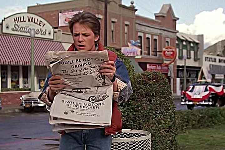 Hill Valley Ã© uma cidade que abriga a torre do relÃ³gio e os lares dos personagens do cÃ©lebre filme "De Volta Para o Futuro", estrelado por Michael J. Fox.