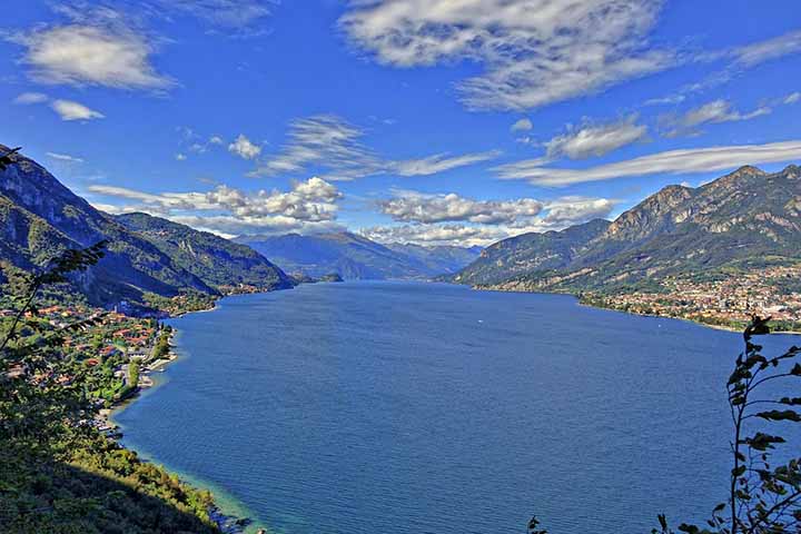 O local retratado seria a comuna de Lecco, na província homônima, às margens do lago Como. 
-Imagem de Aldo Gallo por Pixabay