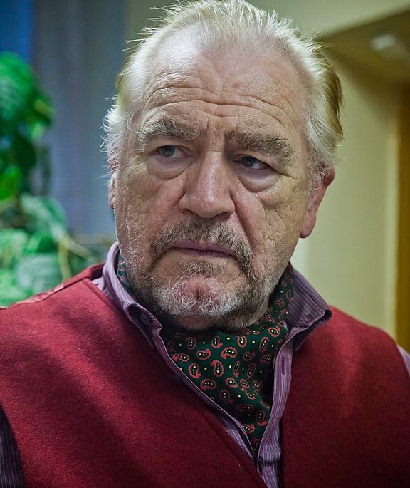 Brian Denis Cox é natural de Dundee, na Escócia. Ele nasceu em 1º de junho de 1946 e se consolidou como um ator clássico com formação em Shakespeare.