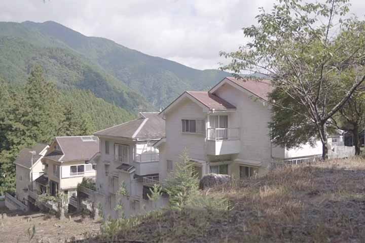 “Esse é um sintoma do declínio populacional do Japão”, confirmou à CNN o especialista Jeffrey Hall, professor da Universidade Kanda de Estudos Internacionals, na província de Chiba. 
-- Reprodução de vídeo BBC