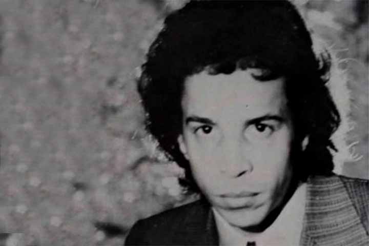 Nascido em Nova Friburgo, em 1941, Uday Vellozo é filho de José Vellozo, um ferroviário, e de Maria Schuenck. Seu pai descendia de ciganos rom, sabia tocar instrumentos e tinha um Bloco, com o nome de "Quem é bom não se mistura", e um grupo Regional.