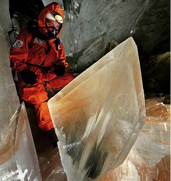 Embora a água ainda não tenha alcançado o nível da caverna, os turistas não podem visitá-la por causa do perigo de os cristais caírem e outros problemas de segurança. 