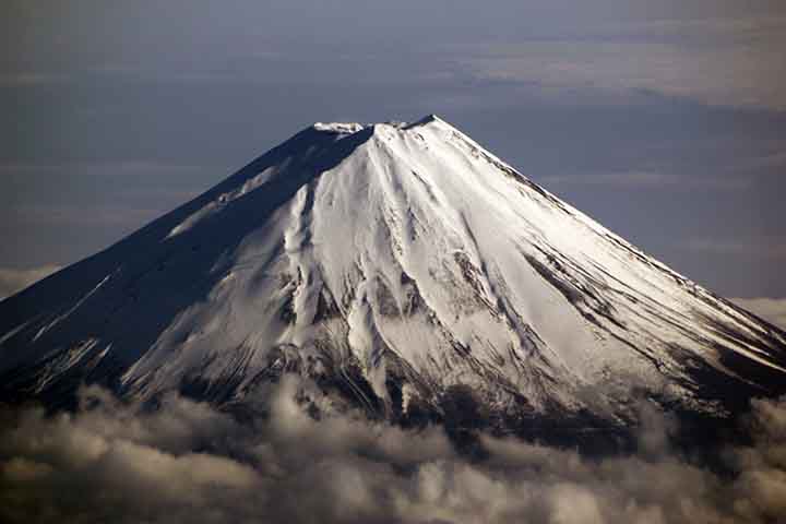 <p>O monte Fuji, aliás, é a mais alta montanha da ilha de Honshu e de todo o arquipélago japonês. É um vulcão ativo, porém de baixo risco de erupção.</p>
