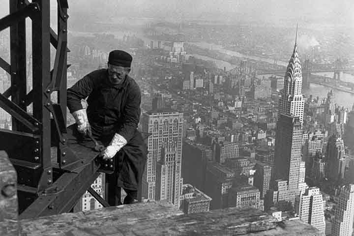 A obra começou em março de 1930 e terminou em abril de 1931, com ritmo impressionante de quatro andares por semana. Mais de 3.400 trabalhadores participaram da construção, enfrentando condições duras e riscos elevados, mas entregando um projeto que se tornaria referência mundial em engenharia. O resultado foi um arranha-céu que simbolizou a capacidade humana de superar crises e projetar o futuro em meio às dificuldades econômicas, tornando-se exemplo de determinação coletiva e ousadia arquitetôn
