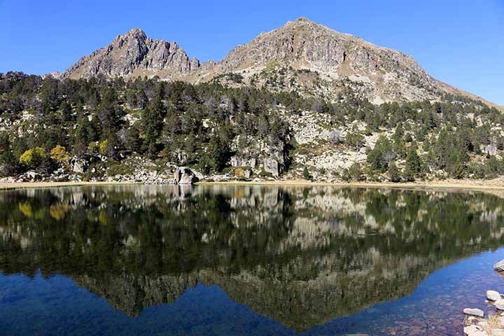 Ela observa que o pintor italiano representou as rochas na tela em cor branco-acinzentada, características das pedras encontradas em Lecco. 
- Flickr Joan