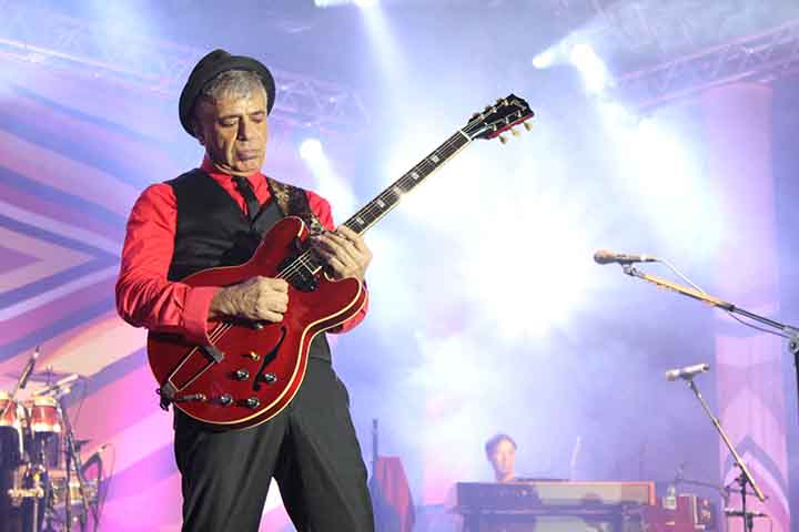 No mesmo ano, ele lançou o álbum "Normal", na época em que o rock brasileiro explodia no pós-ditadura militar brasileira. Esse foi um dos discos responsáveis por consolidar Lulu Santos como letrista. Das 11 faixas, apenas duas são em parceria com Nelson Motta.
