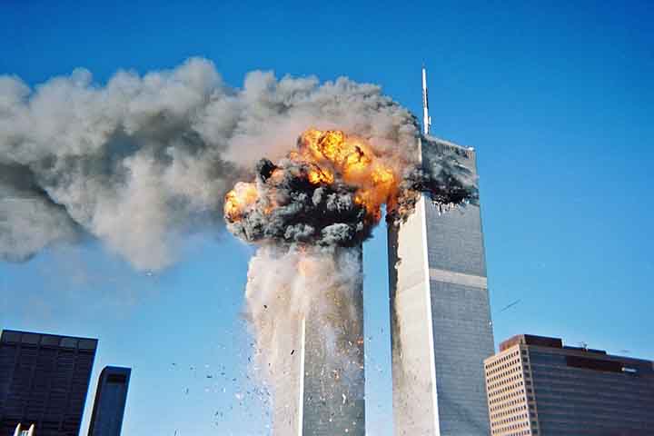 11 de setembro de 2001 - Um dos momentos mais impactantes da história, quando dois aviões se chocaram com as torres do World Trade Center, em um ataque terrorista que matou milhares de pessoas nos Estados Unidos.