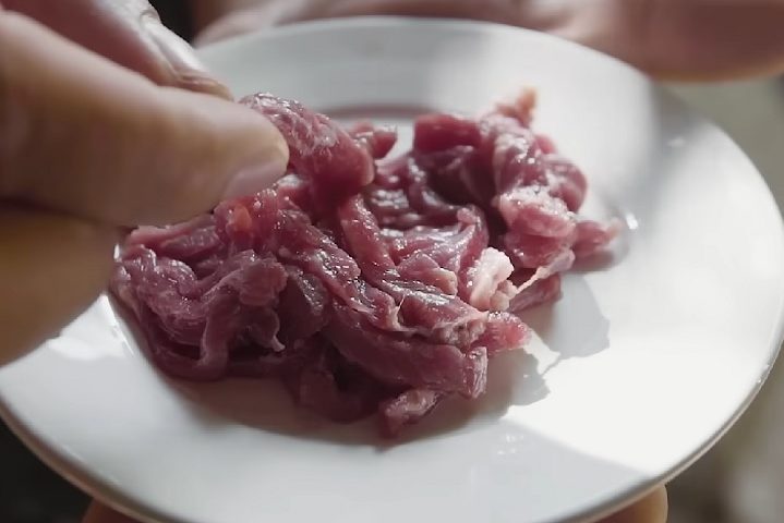 A carne da galinha Dong Tao Ã© valorizada por sua textura macia, sabor rico e suculÃªncia, tornando-a uma iguaria apreciada por gourmets e entusiastas da culinÃ¡ria exÃ³tica.