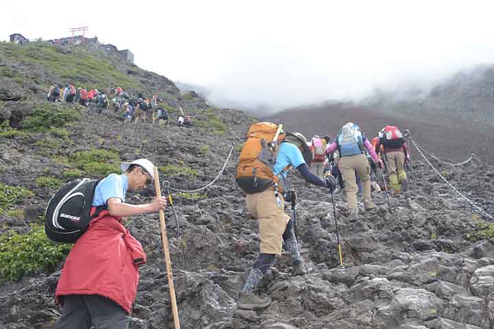 <p>É um dos símbolos mais conhecidos do Japão, sendo frequentemente retratado em obras de arte e fotografias e recebendo muitas visitas de alpinistas turistas.</p>
