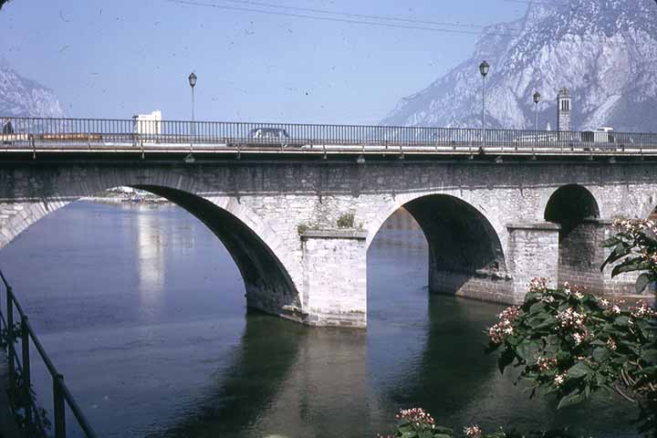 Um dos símbolos de Lecco, a ponte Azzone Visconti, também conhecida como Ponte Vecchio, seria a mesma pintada na paisagem atrás da Mona Lisa. 
-Pietro Pensa/Wikimédia Commons