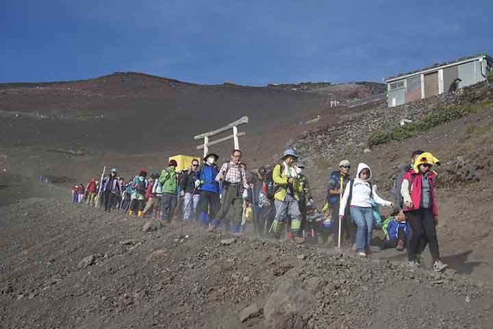 <p>Foi formado aproximadamente há 100.000 anos atrás por constantes erupções vulcânicas e se tornou a maior montanha do Japão, com 3.776 metros de altura. A última erupção, em 1707, durou 16 dias, quando as cinzas vulcânicas alcançaram Tóquio.</p>
