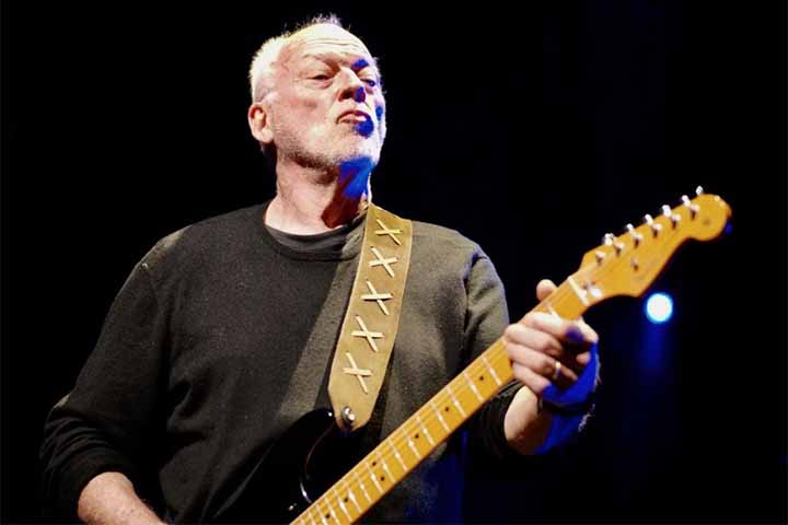 David Gilmour - 06/03/1946 (79 anos). O músico foi vocalista do Pink Floyd. Toca dez instrumentos e tem doutorado em Artes. Nos intervalos da banda, tocava em estúdio, produzia discos e atuava como engenheiro de som. Última vinda ao Brasil foi em 2015.-Instagram @davidgilmour