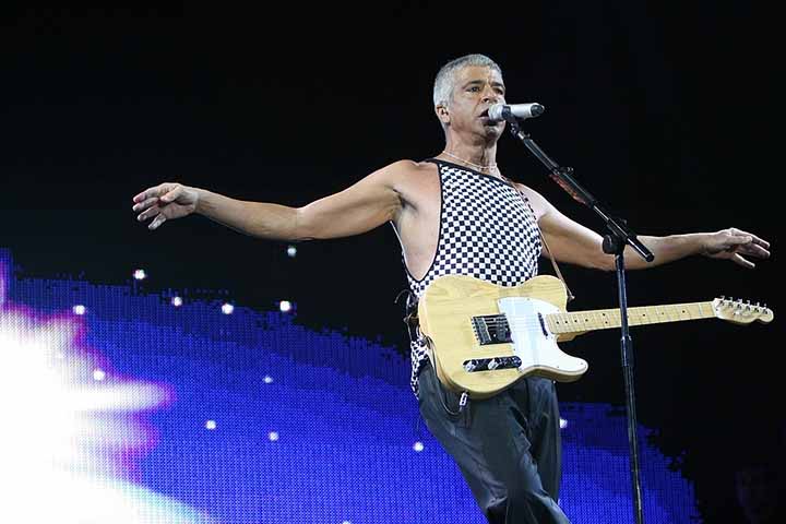 Dois anos depois, com o disco "Toda Forma de Amor", trouxe um dos maiores hits de sua carreira, justamente a música título. Além de enormes sucessos como "A Cura", que clamava pela descoberta da cura da Aids, que assombrava o país e provocou diversas perdas.
