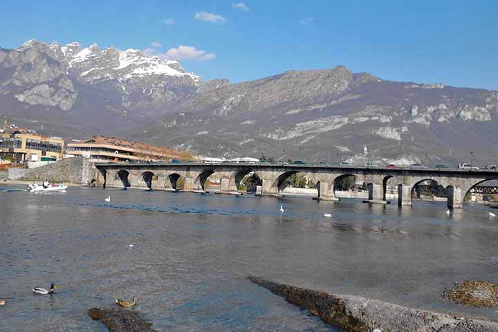 Além disso, Ann Pizzorusso identificou na tela os Alpes e o lago Garlate, que também compõem o cenário da região. 
-Brianza2008/Wikimédia Commons
