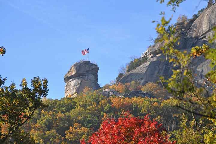 Nos Estados Unidos, Erica Ellingson, professora emérita de Astrofísica na Universidade do Colorado em Boulder, está investigando os alinhamentos lunares em Chimney Rock, uma crista rochosa a cerca de 300 metros acima do solo de um vale no Colorado, nos Estados Unidos. -  Divulgação