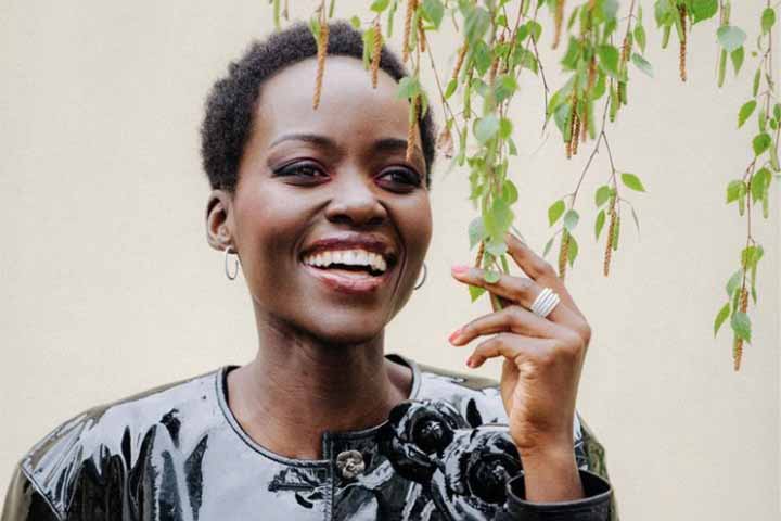 Vencedora do Oscar de Melhor Atriz Coadjuvante em “12 Anos de Escravidão”, a atriz mexicana de origem queniana Lupita Nyong’o graduou-se em cinema e teatro na Hampshire College, em Massachusetts, nos Estados Unidos.
