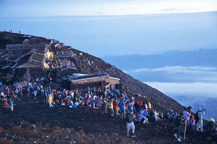 <p>O alto do monte tem sido considerado sagrado desde tempos antigos, tendo o seu acesso sido proibido a mulheres até à Era Meiji. Contudo, hoje em dia é um destino turístico popular, sobretudo para escalada.</p>

