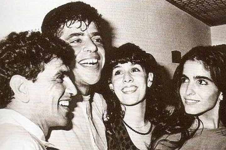 Em 1980, Luiz MaurÃ­cio lanÃ§ou o seu primeiro compacto, que passou despercebido por pÃºblico e crÃ­tica. Em seguida, ele foi contratado pela gravadora Warner por intermÃ©dio de Liminha, com mais trÃªs compactos lanÃ§ados.
