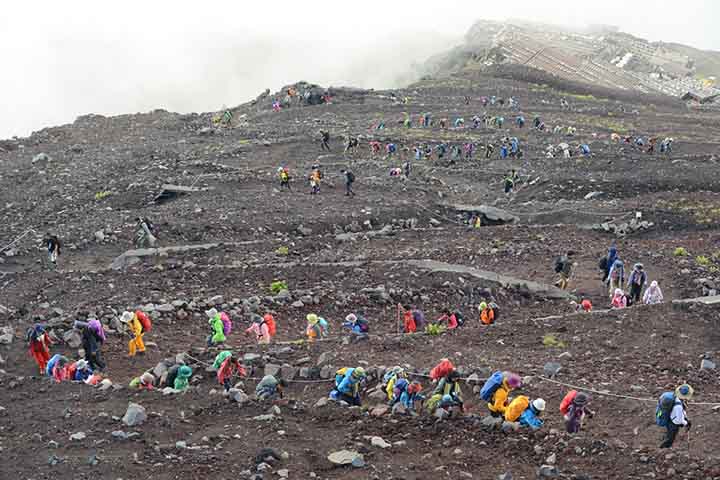 <p>Nele, há um cone vulcânico frequentemente nevado sendo uma figura importante da arte japonesa. O trabalho artístico que retratou esta montanha é conhecido como “36 vistas do monte Fuji”, do pintor de Ukiyo-e, Hokusai.</p>

