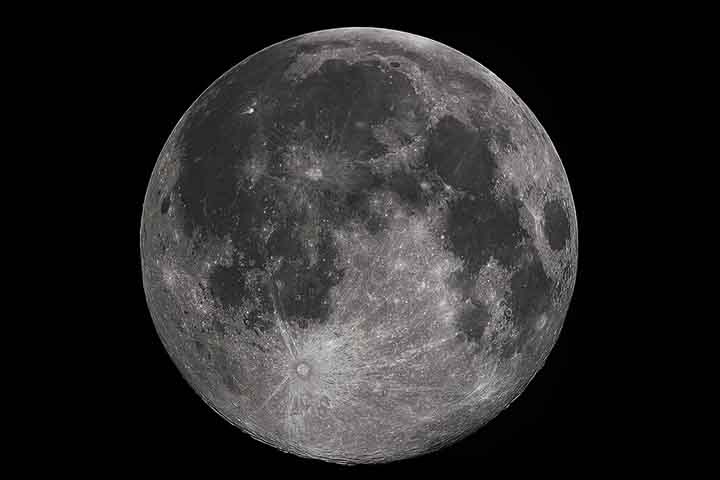 Assim como o Sol, a Lua nasce no leste e se põe no oeste. No entanto, o nascer e o pôr da Lua movem-se de norte a sul e vice-versa no espaço de um mês. Os extremos norte e sul também mudam ao longo de um período de cerca de 18 anos e meio.  - Gregory H. Revera/Wikimédia Commons