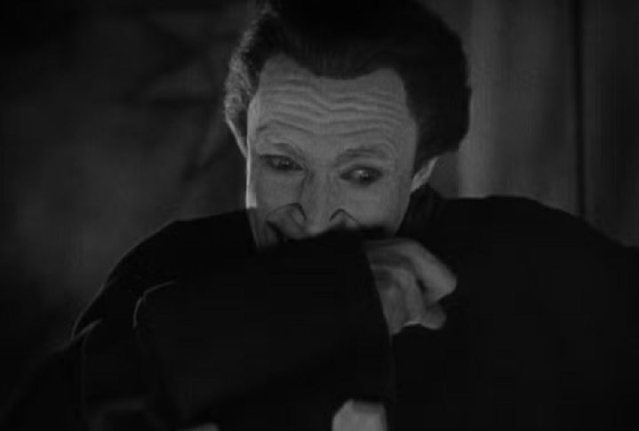 O filme mudo de 1928, baseado no romance do escritor francês Victor Hugo, teve um impacto significativo na criação do icônico vilão da DC Comics.