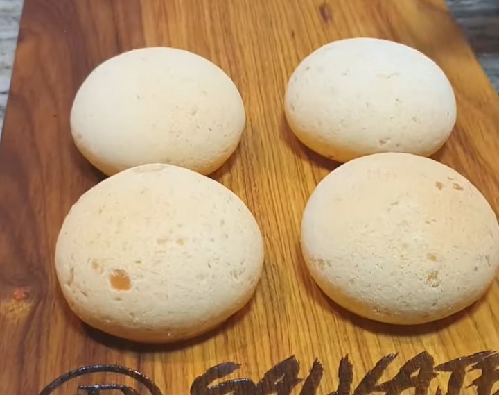 1) Pan de bono (Colômbia): O pão colombiano eleito o melhor do mundo pelo TasteAtlas é conhecido por sua textura ligeiramente crocante por fora e macia e elástica por dentro.-reprodução