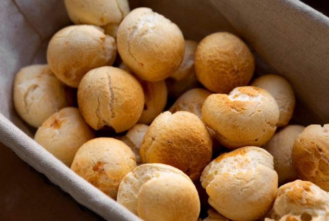 Pão de queijo é eleito 2º melhor pão do mundo; confira ranking