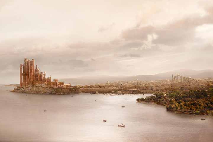 O Porto Real Ã© a capital dos Sete Reinos de "Game of Thrones". EstÃ¡ localizado na costa leste de Westeros, de frente Ã  BaÃ­a da Ãgua Negra. A cidade murada estÃ¡ localizada em terras altas ao norte na delta de um rio que desÃ¡gua em uma baÃ­a de mesmo nome, Blackwater.
